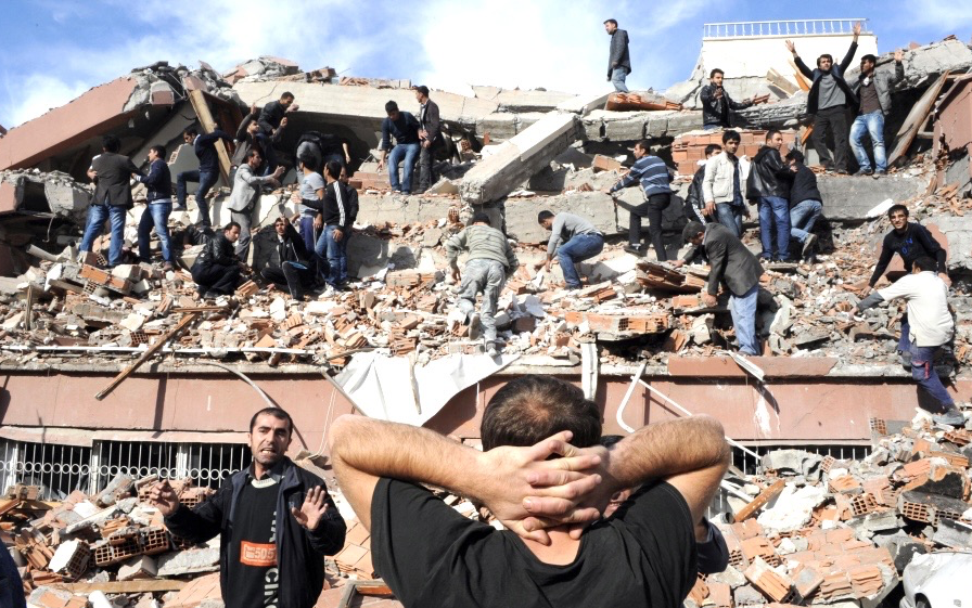 土耳其发生7.8级地震    救援工作正在进行    夜晚充满了尖叫和哭泣