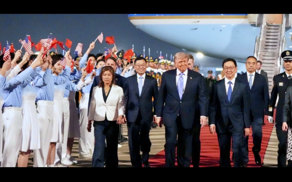 特朗普抵达北京展开“习特会”　黄仁勋与马斯克随行引全球关注