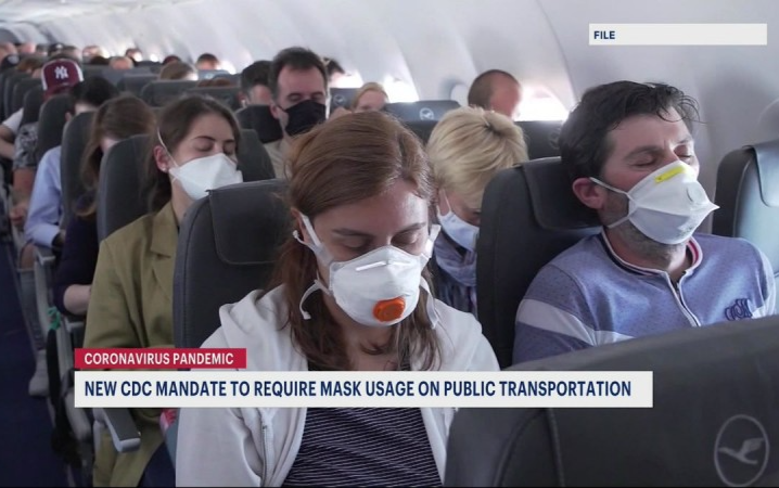美國疾控中心表示旅客在飛機上仍應戴口罩  拜登政府不再強制執行戴口罩的規定乘客在飛行途中停止戴口罩