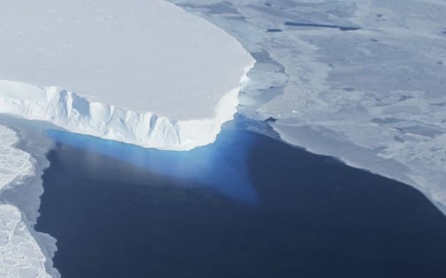 世界末日冰川，科學家發出可怕警告佛羅里達州大小的南極冰川正處於崩潰的邊緣，這是一場噩夢，可能導致全球海平面上升數英尺。