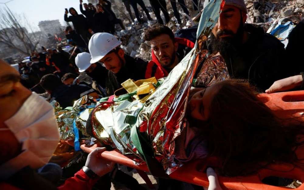 地震死亡人數超過28,000    土耳其開始法律行動控制搶劫