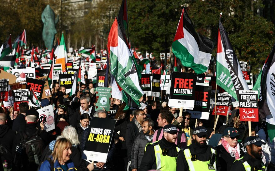 哥大示威者被大規模逮捕後，親巴勒斯坦抗議活動席卷美國大學校園