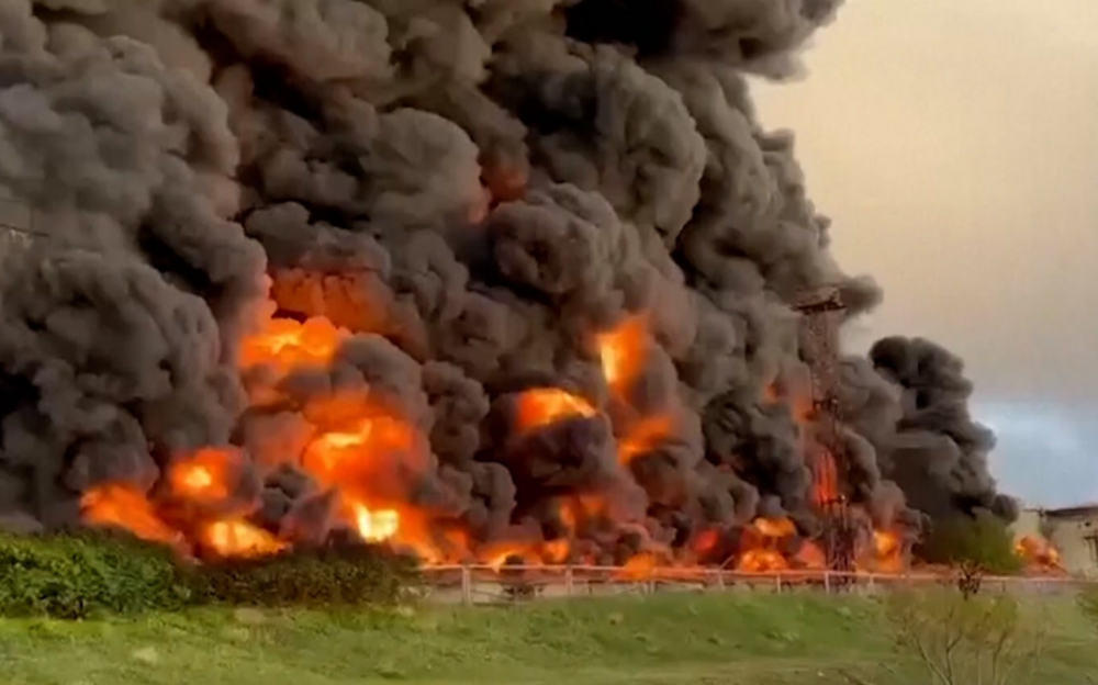 无人机袭击克里米亚俄罗斯燃料库引发火灾