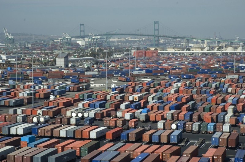 https://www.hellenicshippingnews.com/wp-content/uploads/2015/07/Port-of-Long-Beach-container-boxes-BIG.jpg