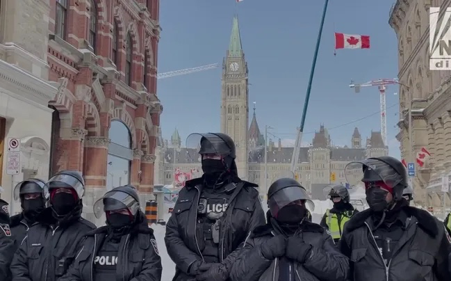 加拿大警方釆取行动驱散自由车队的抗议者  抗议活动不欢而散