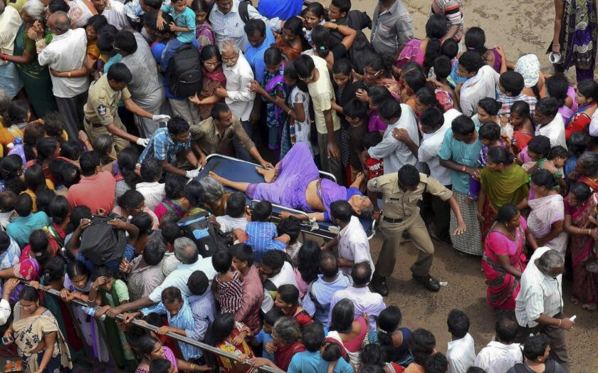 印度教宗教活动过度拥挤，发生踩踏事件，造成 121 人死亡
