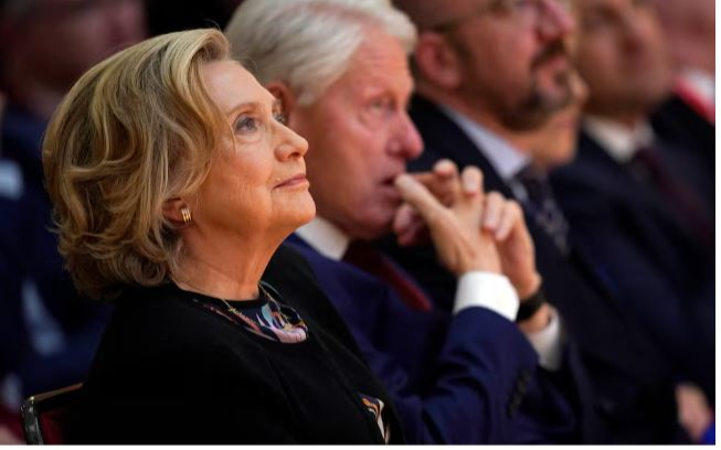 希拉蕊出席艾普斯坦案聽證會　點名川普應出面作證