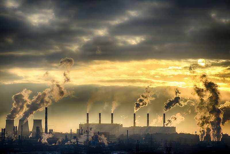 人类大量使用煤炭、石油等化石燃料，燃烧时產生二氧化碳排放到大气中