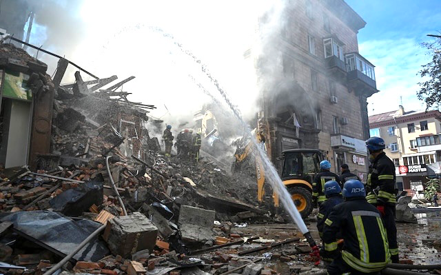 俄罗斯导弹摧毁了乌克兰的公寓楼，普京的将军们面临公众的强烈谴责