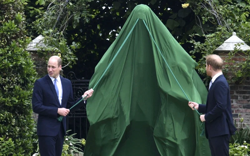 英國威廉與哈利王子放下歧見   連袂爲黛安娜王妃雕像揭幕