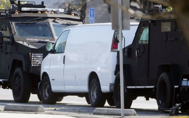 消息人士稱洛杉磯大規模槍擊案嫌疑人被發現死在麵包車中