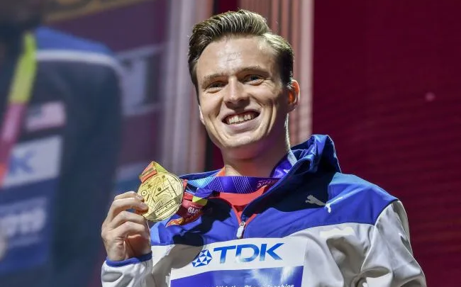 挪威选手沃霍尔姆夺得男子400米跨栏金牌并创45.94秒新世界纪录