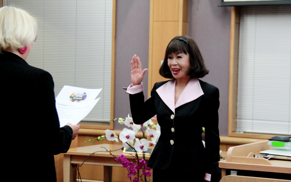 譚秋晴本月12日在斯坦福市政廳宣誓就職 並公開演講宣佈她在第二任期的偉大計劃
