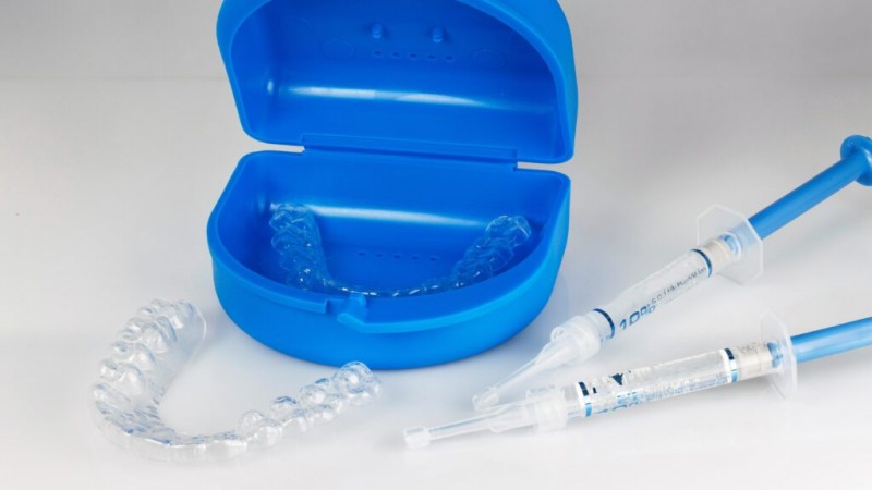 A blue dental floss case with a clear plastic tray and syringes

Description automatically generated