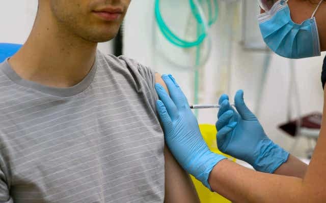 首类冠状病毒疫苗可以预防严重发病，但不能预防感染，虽有缺陷，但可挽救生命