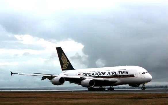新加坡航空公司一架飞机因气流紧急降落，1人死亡，30 人受伤
