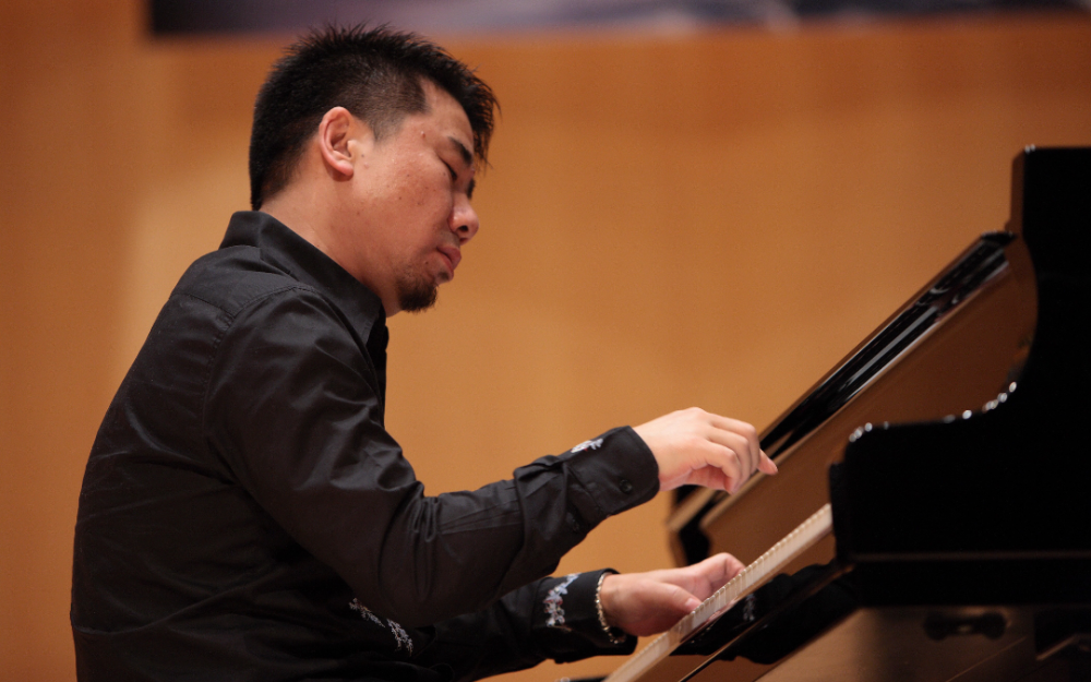 中国着名爵士钢琴演奏家孔宏伟与最佳爵士乐团联袂上演东西音乐交融