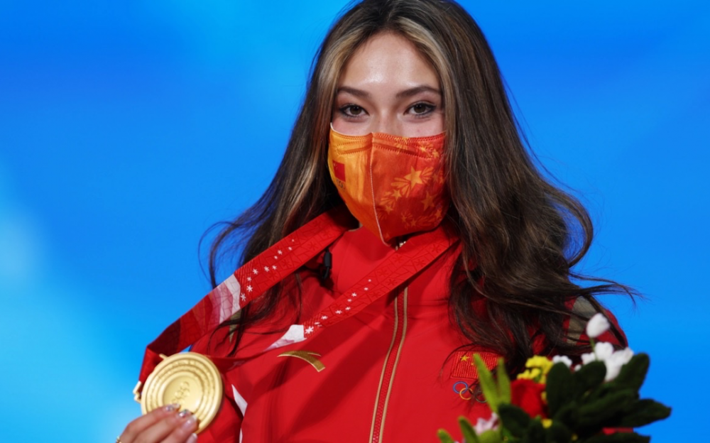 谷爱凌创造历史赢得冬奥会第二枚金牌   她的公民身份之争蒙上阴影