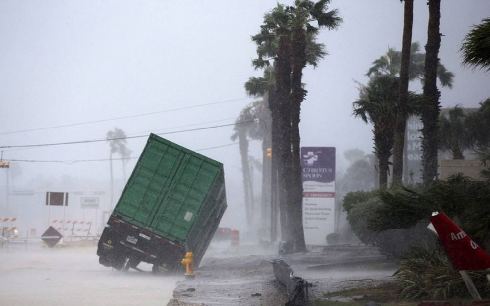 飓风级强风暴袭击休斯敦    已确认四人死亡