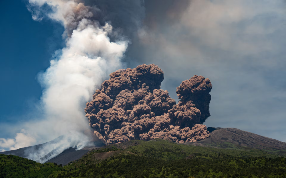 意大利埃特纳火山大规模喷发　游客惊慌逃离险象环生