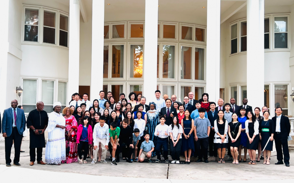 克萊門斯青年基金會和青年領袖培訓營學生們熱烈歡迎幾內亞駐美大使訪問休斯頓