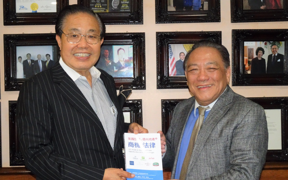 赖清阳大律师一行拜访本报系董事长李蔚华先生 赠送他的新书「美国旅馆及德州地產的商机与法律」