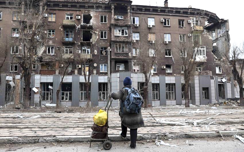 乌克兰东北部的居民在俄罗斯溃败后高兴地返回家园
