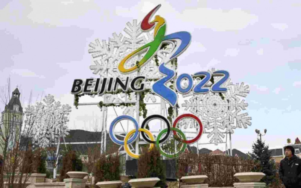 北京冬奥会组委会宣布，由于新冠疫情，冬奥会不向公众出售门票