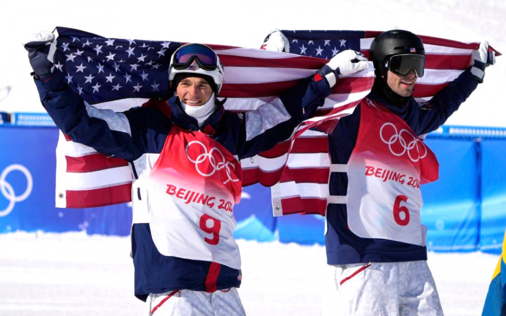 美國選手霍爾和戈珀在男子斜坡式自由滑雪比賽中奪金獲銀