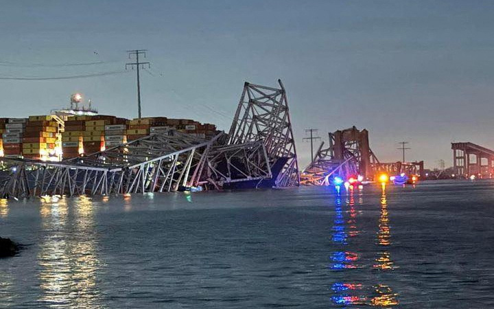 巴爾的摩港口大橋被集裝箱船撞倒    救援人員在河水中搜尋幸存者