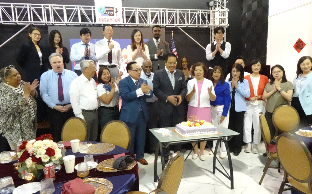 「美南报业传媒集团」董事长李蔚华生日庆典 回首47年创业艰辛路，向夫人及团队致谢