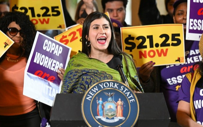 2023年3月13日星期一，在纽约州奥尔巴尼举行的州议会大厦集会期间，纽约州参议员拉莫斯Elmhurst与抗议者站在一起，敦促立法者提高纽约的最低工资标準。