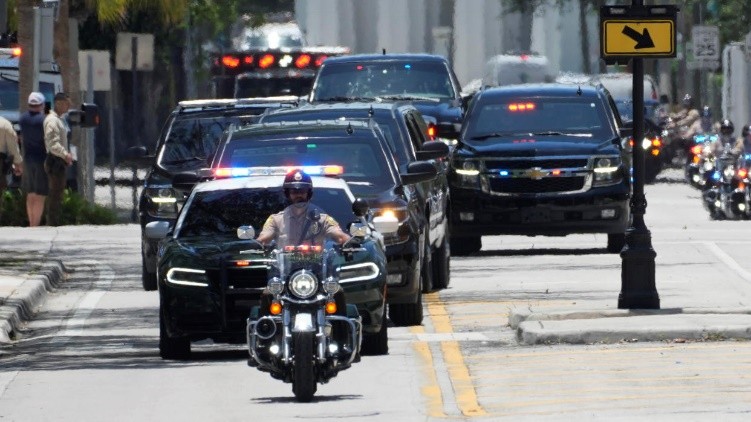 Trump's motorcade arrives at the federal courthouse in Miami.