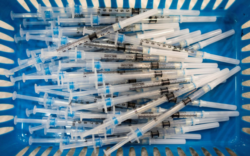 美国疾病预防控制中心将决定谁应该接种更新的新冠疫苗