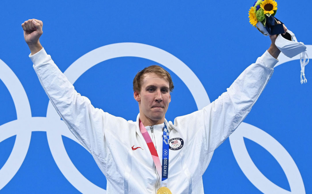 游泳健将蔡斯·卡利兹在东京奥运会上为美国赢得首枚金牌