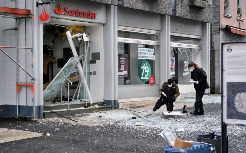 随着跨境犯罪浪潮的袭来，热爱现金的德国人担心自动取款机被炸毁
