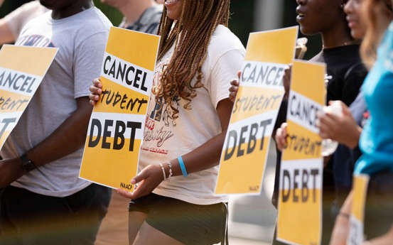 不提高债务上限美国人的退休储蓄可能会损失20,000美元  一旦美国违约私人学生贷款借款人的还款额可能会激增