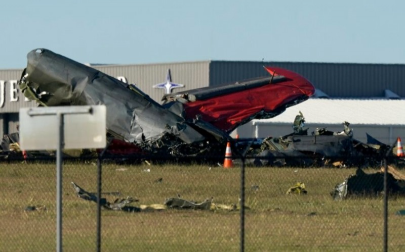 兩架軍用飛機週六下午在達拉斯航空展相撞六人喪生