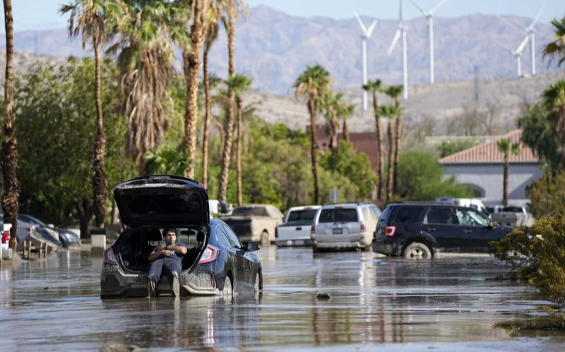 希拉里留下的加州沙漠道路佈滿了水和泥土   現在它正在威脅俄勒岡州和愛達荷州