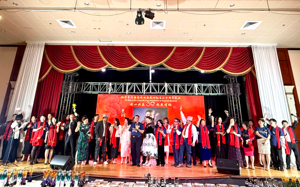 楊萬青博士陸曦女士成功經商叁十周年慶典在休斯頓盛大舉行