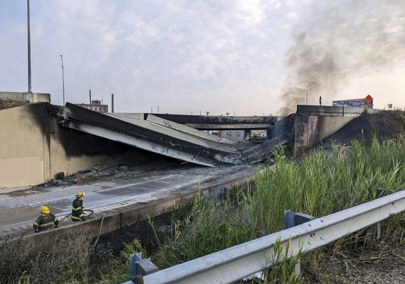 I-95州際公路在費城路段，公路下方由於油車失火燃燒，燒塌路面，交通中斷。(美聯社)