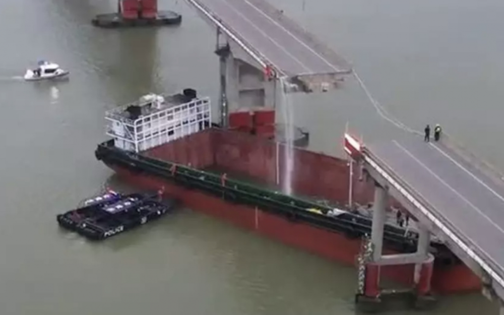 驳船撞上广州附近的桥梁，导致车辆落水，两人死亡 ，三人失踪