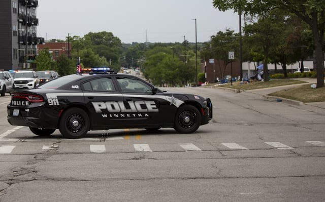 芝加哥7月4日遊行中發生6死24人重傷槍擊事件嫌疑人在逃