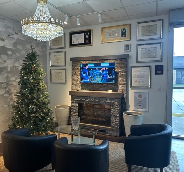 A room with a christmas tree and a tv

Description automatically generated