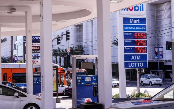 夏季对汽油的需求会增加给汽油价格带来上涨压力  民主党领导的提案将向低收入人发送汽油刺激支票