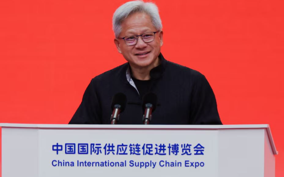 黃仁勳再次訪問中國大陸,穿唐裝說中文