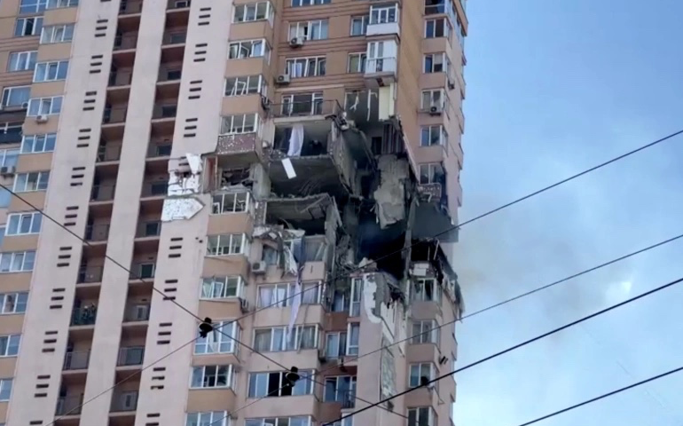 乌克兰首都基辅住宅公寓楼遭到俄罗斯导弹袭击