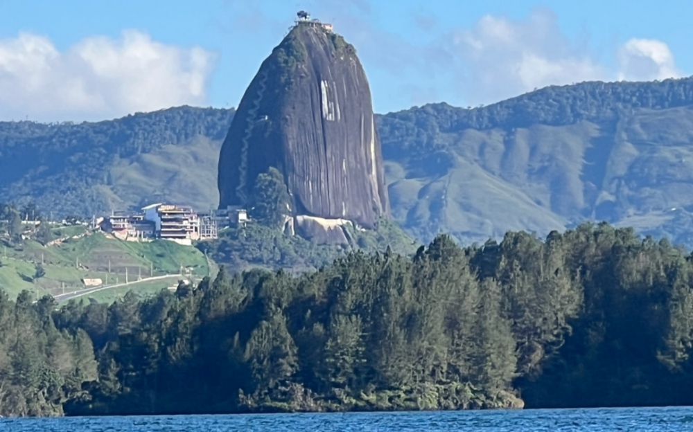 攀登瓜塔佩巨岩    欣赏小镇七彩魔幻世界   游览千岛湖豪宅