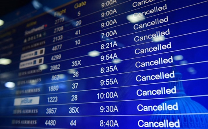冬季大雪另加Omicron冲击航空人力美週一再取消逾千航班  福奇表示政府应该强制规定国内航空旅行人员接种冠病疫苗