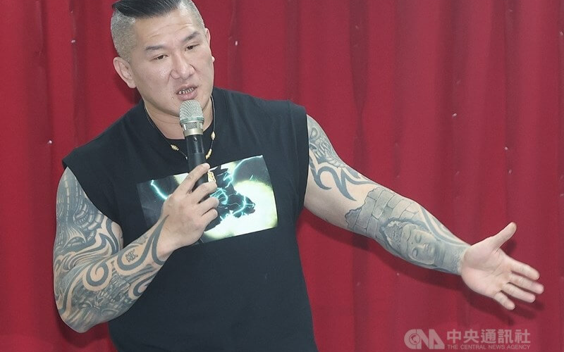 馆长风波再起